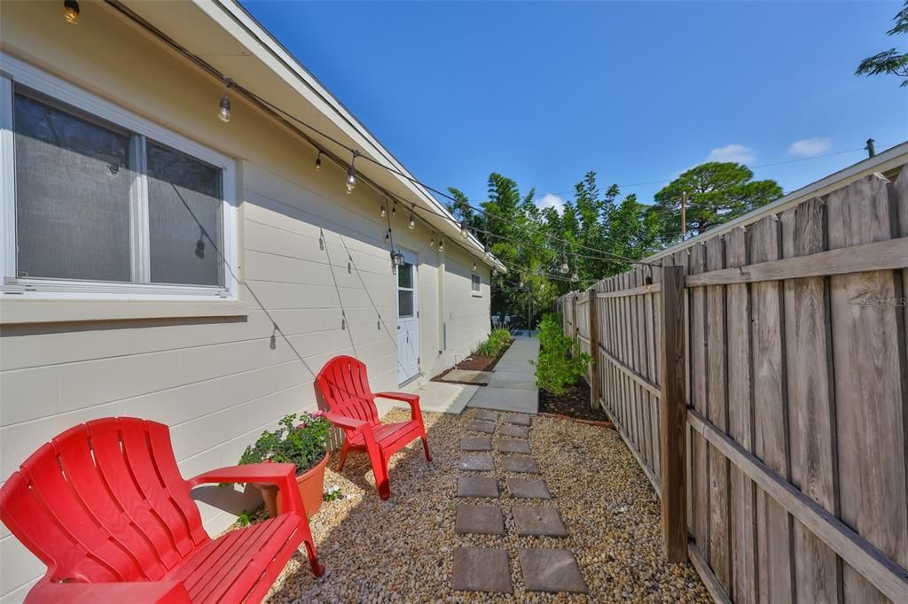 Active With Contract: $2,900 (2 beds, 2 baths, 1020 Square Feet)