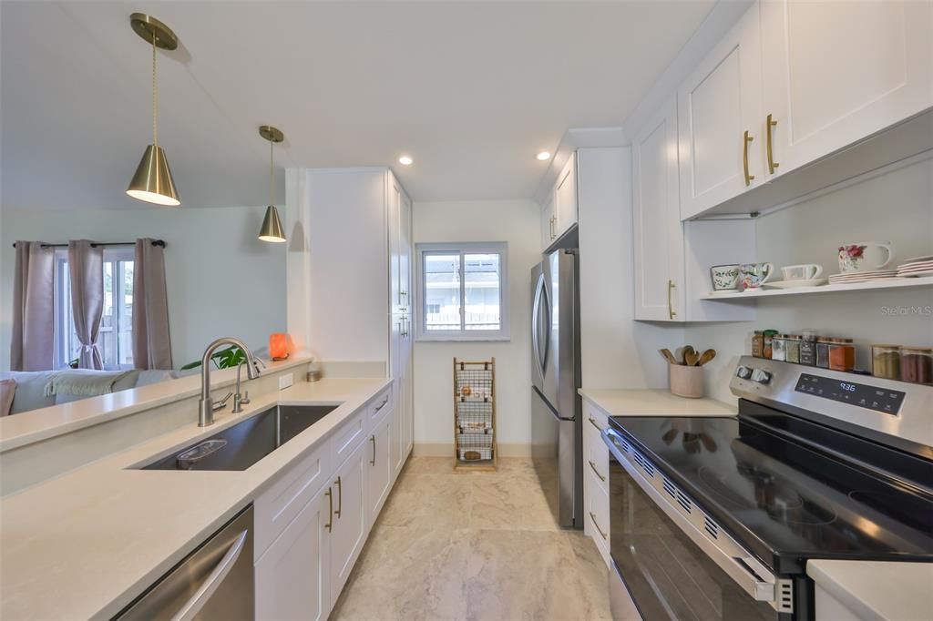 Active With Contract: $2,900 (2 beds, 2 baths, 1020 Square Feet)