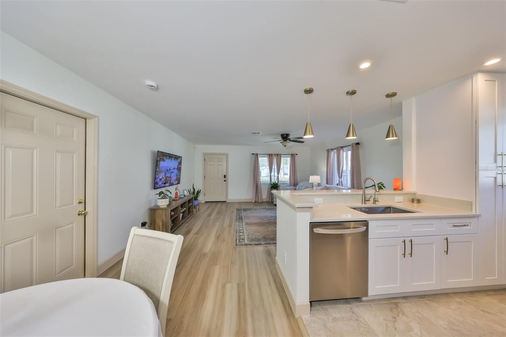 Active With Contract: $2,900 (2 beds, 2 baths, 1020 Square Feet)