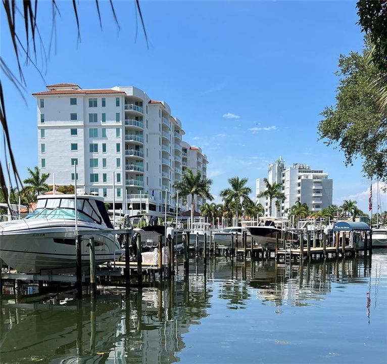 Active With Contract: $2,900 (2 beds, 2 baths, 1020 Square Feet)