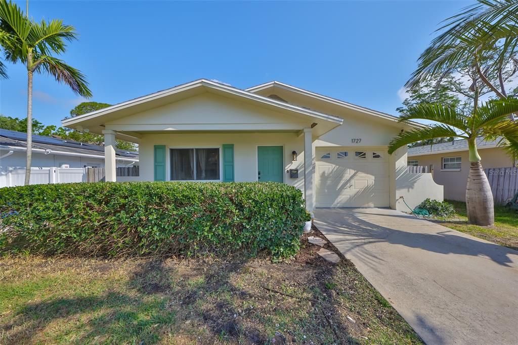 Active With Contract: $2,900 (2 beds, 2 baths, 1020 Square Feet)