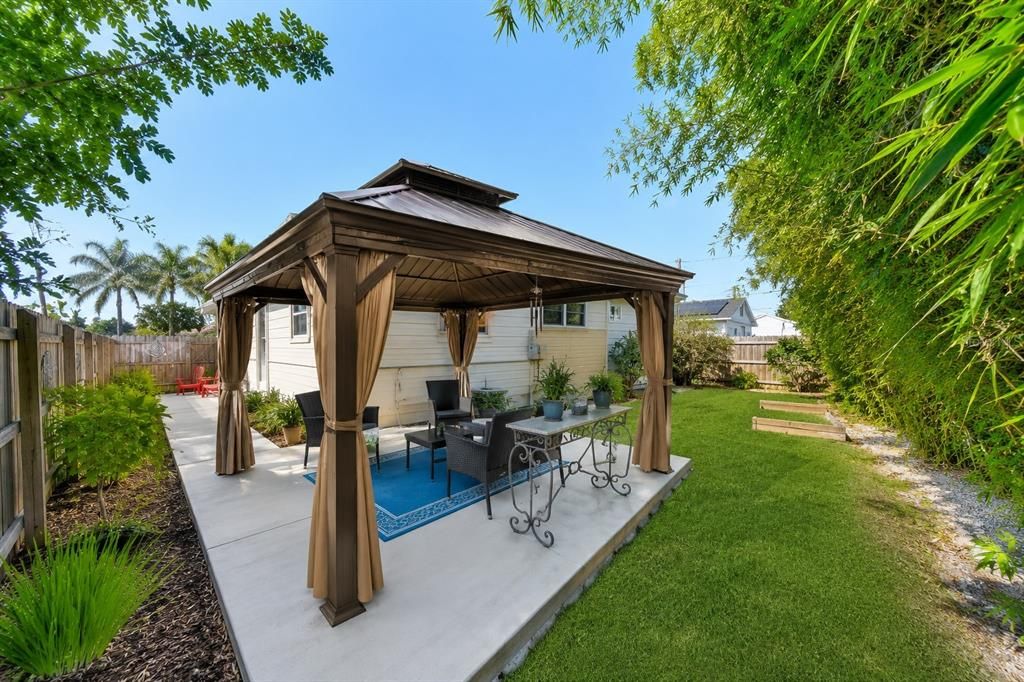 Active With Contract: $2,900 (2 beds, 2 baths, 1020 Square Feet)