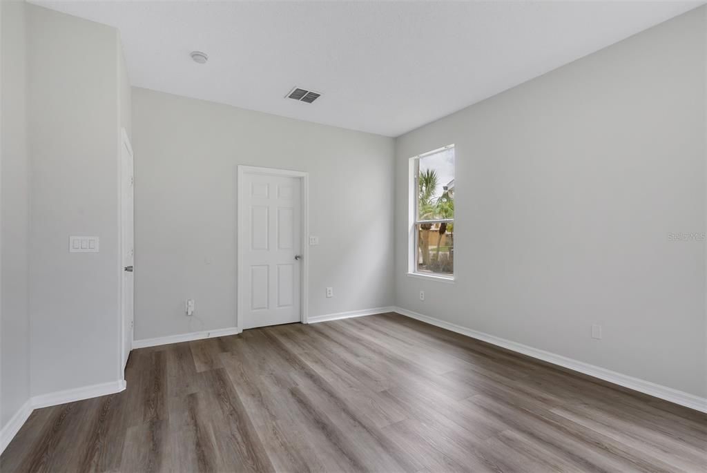 For Sale: $410,000 (4 beds, 2 baths, 1941 Square Feet)