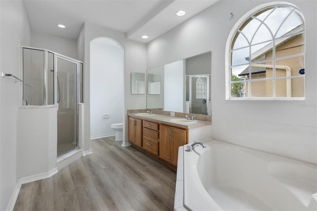 For Sale: $410,000 (4 beds, 2 baths, 1941 Square Feet)