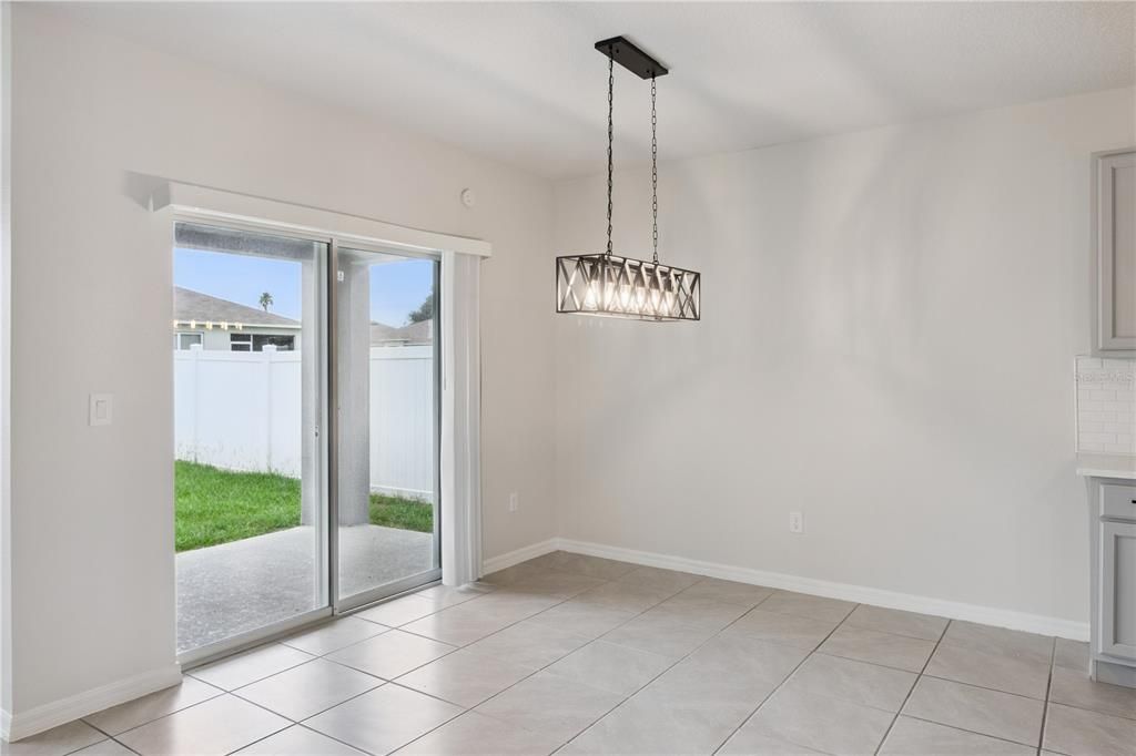 En Venta: $285,000 (4 camas, 2 baños, 1852 Pies cuadrados)