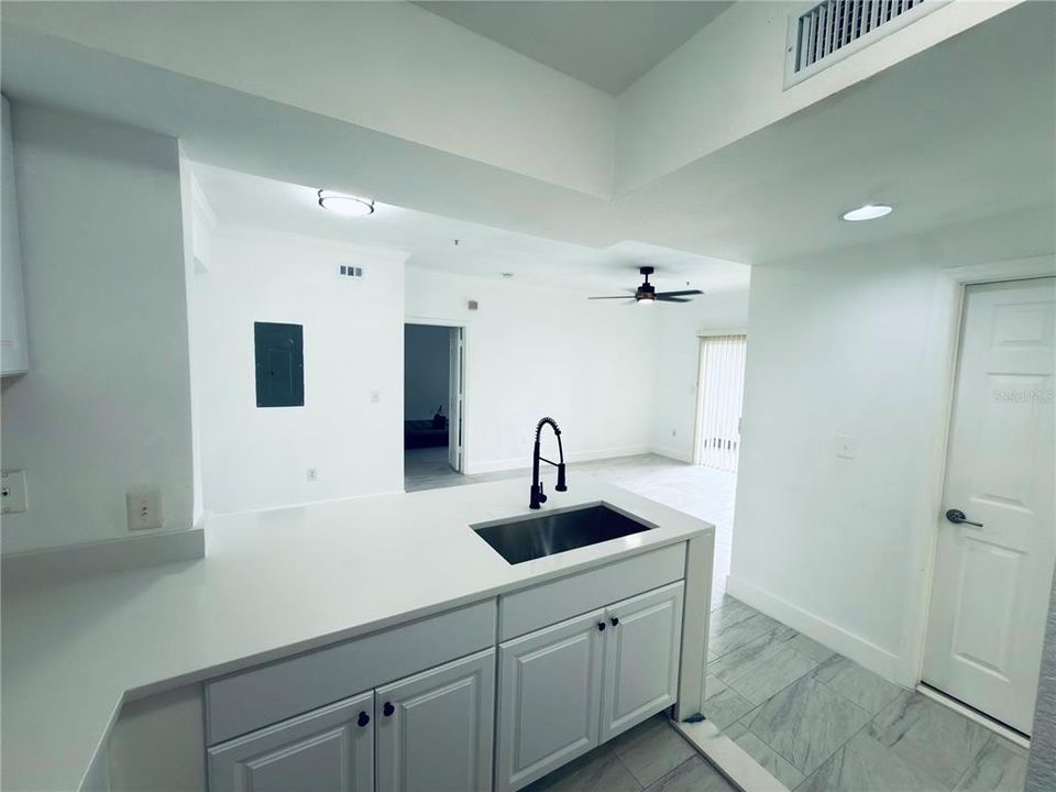 For Rent: $1,995 (2 beds, 2 baths, 947 Square Feet)
