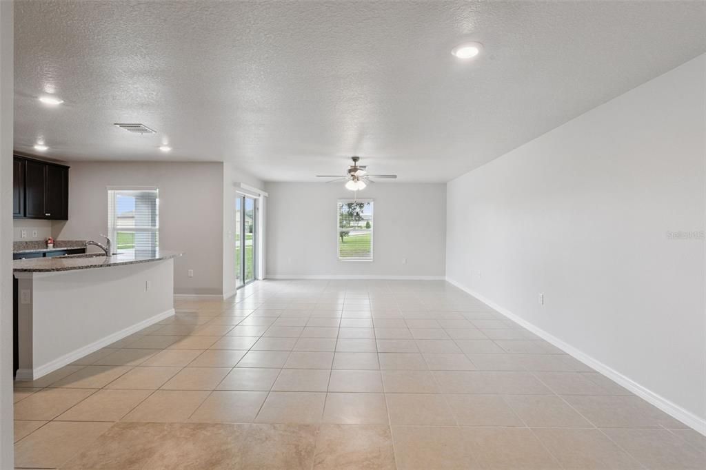 Activo con contrato: $335,000 (5 camas, 3 baños, 1944 Pies cuadrados)