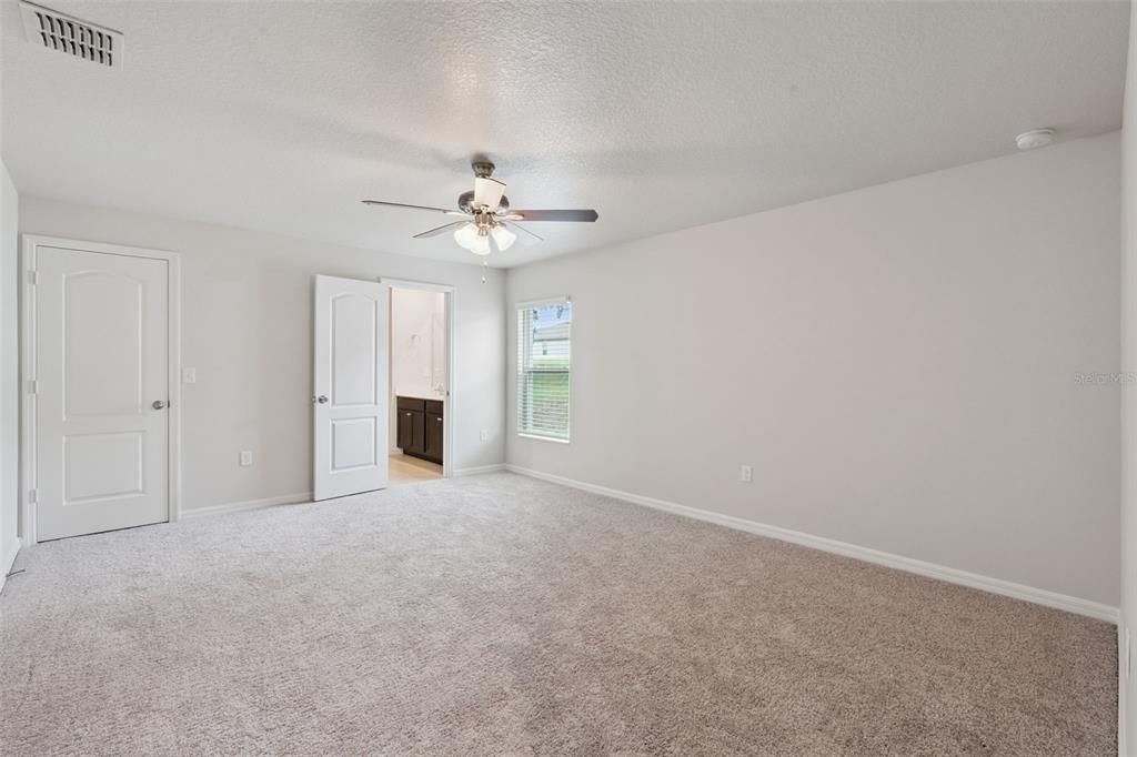 Activo con contrato: $335,000 (5 camas, 3 baños, 1944 Pies cuadrados)