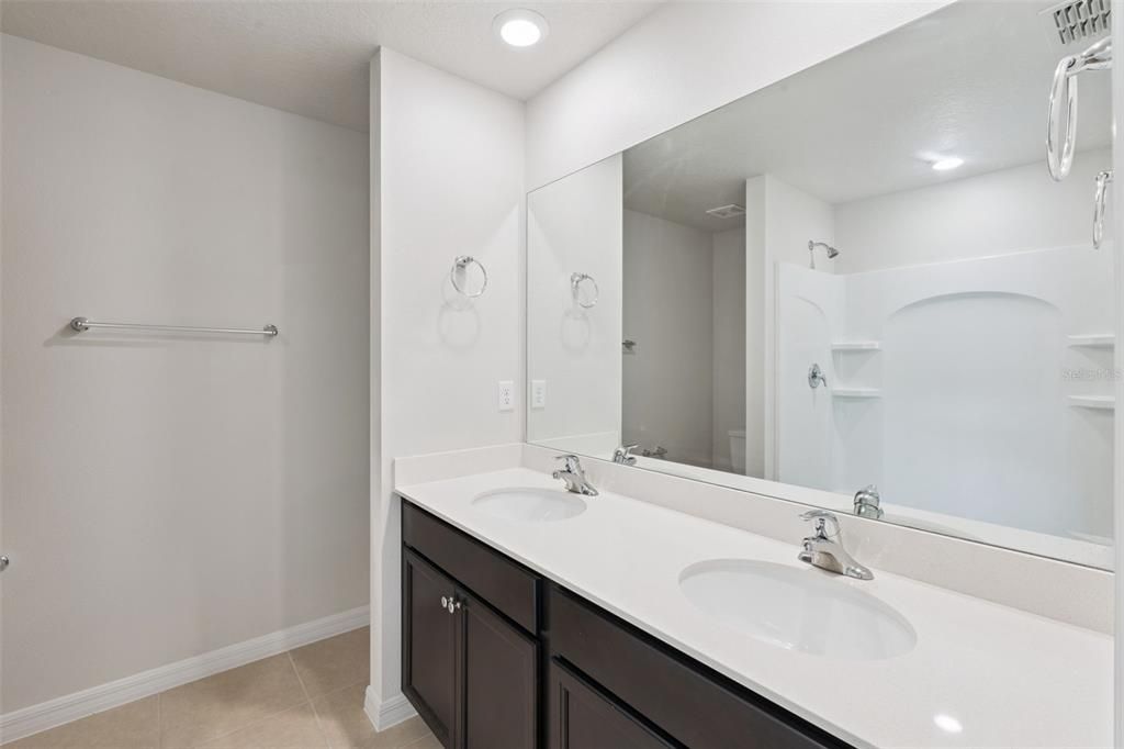 Activo con contrato: $335,000 (5 camas, 3 baños, 1944 Pies cuadrados)