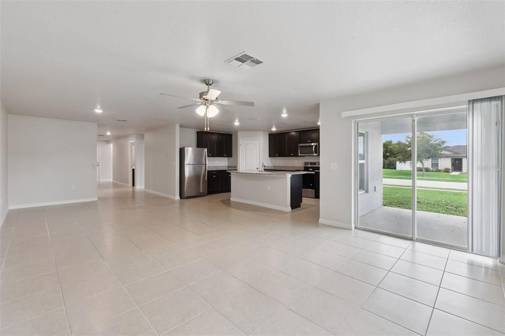 Activo con contrato: $335,000 (5 camas, 3 baños, 1944 Pies cuadrados)