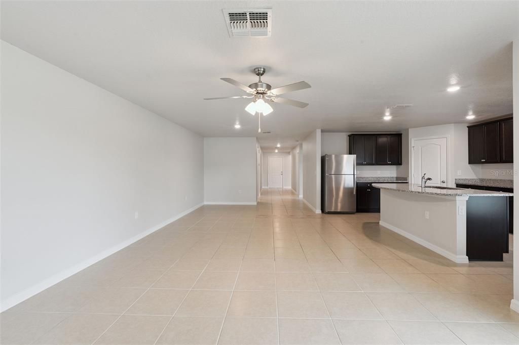 Activo con contrato: $335,000 (5 camas, 3 baños, 1944 Pies cuadrados)