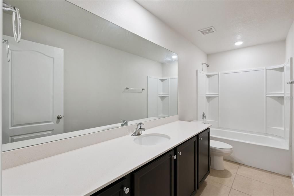 Activo con contrato: $335,000 (5 camas, 3 baños, 1944 Pies cuadrados)
