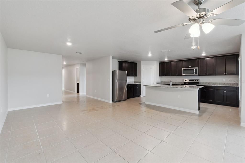 Activo con contrato: $335,000 (5 camas, 3 baños, 1944 Pies cuadrados)