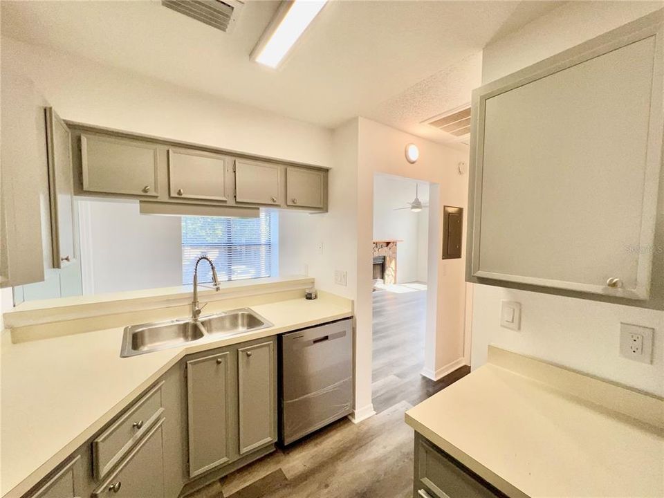 For Rent: $1,575 (2 beds, 2 baths, 912 Square Feet)