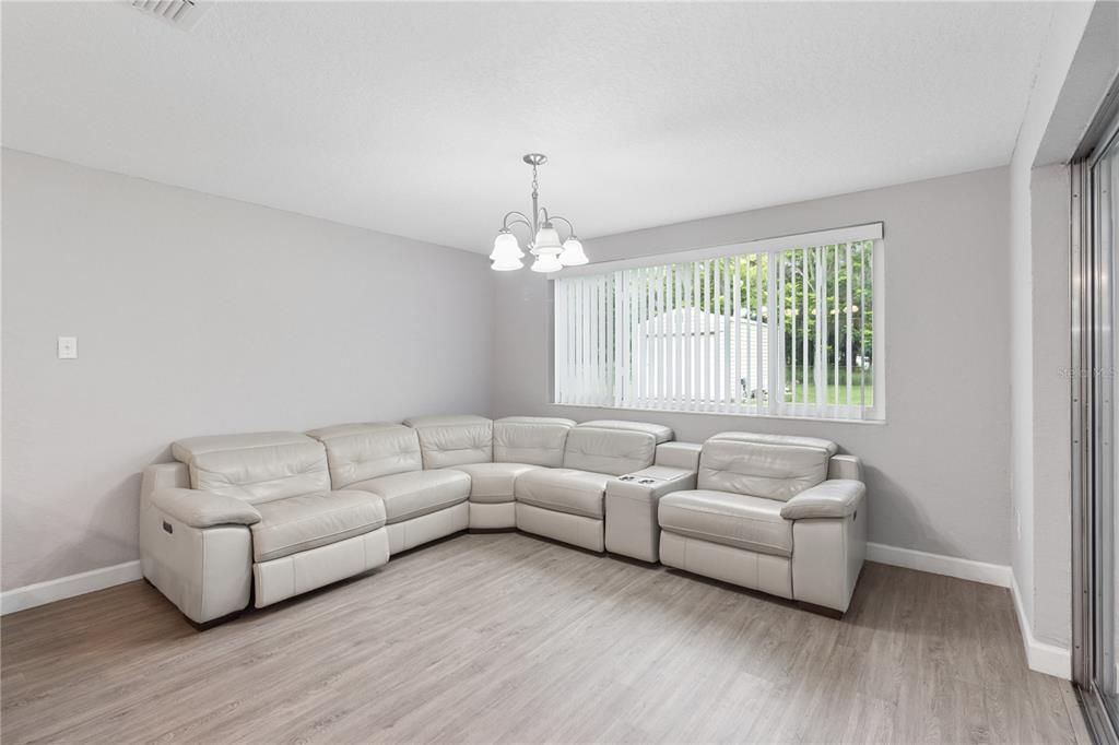 For Sale: $350,000 (3 beds, 3 baths, 1749 Square Feet)