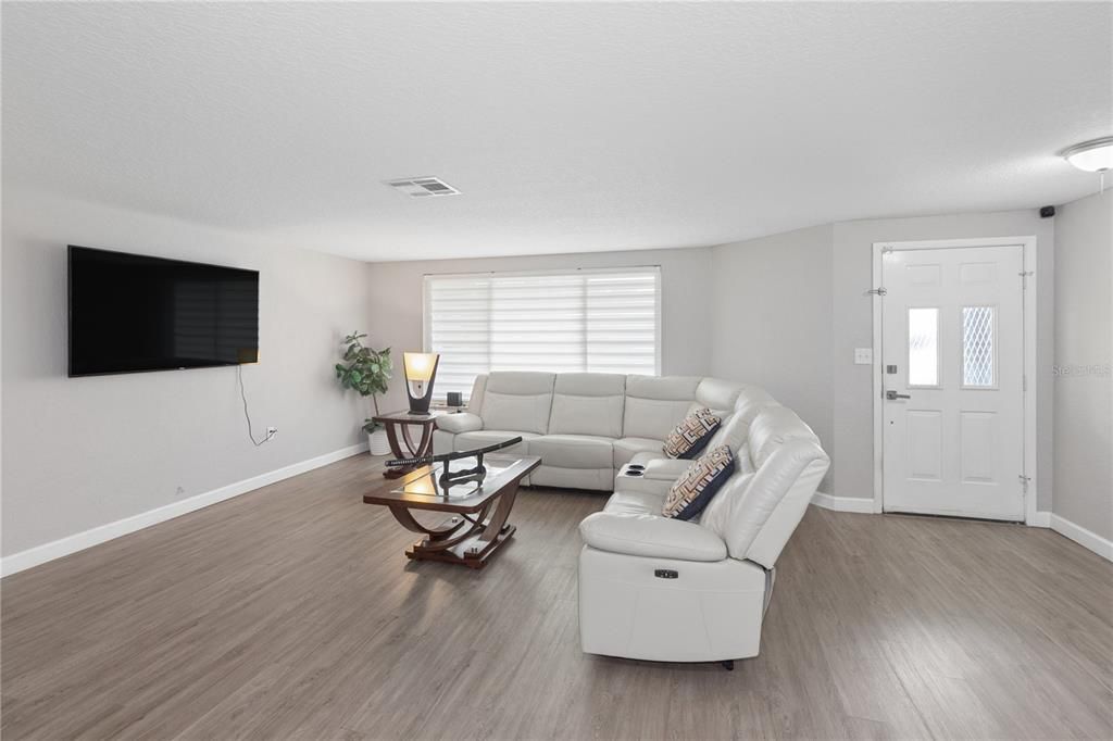 For Sale: $350,000 (3 beds, 3 baths, 1749 Square Feet)