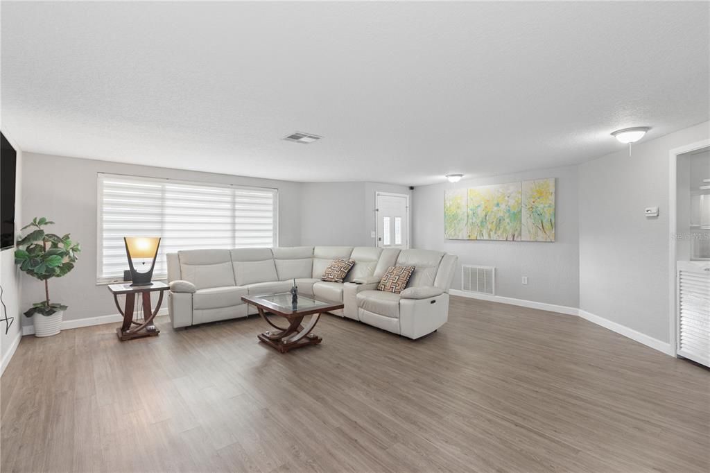 For Sale: $350,000 (3 beds, 3 baths, 1749 Square Feet)