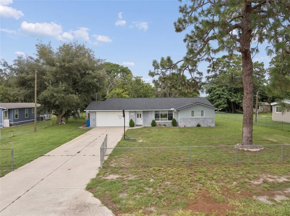For Sale: $350,000 (3 beds, 3 baths, 1749 Square Feet)