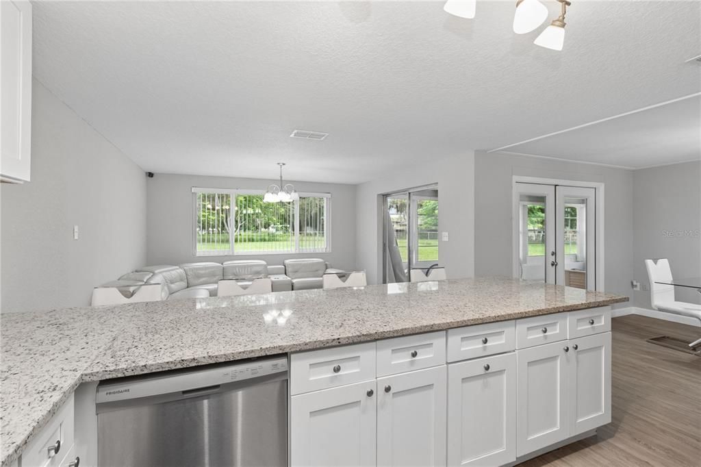 For Sale: $350,000 (3 beds, 3 baths, 1749 Square Feet)
