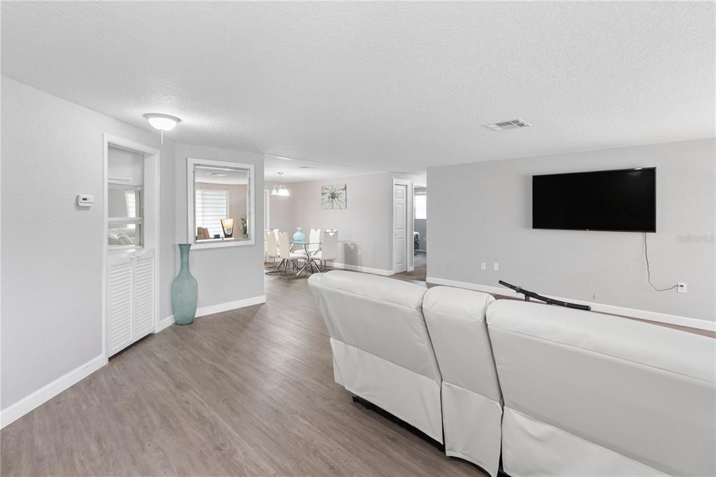 For Sale: $350,000 (3 beds, 3 baths, 1749 Square Feet)