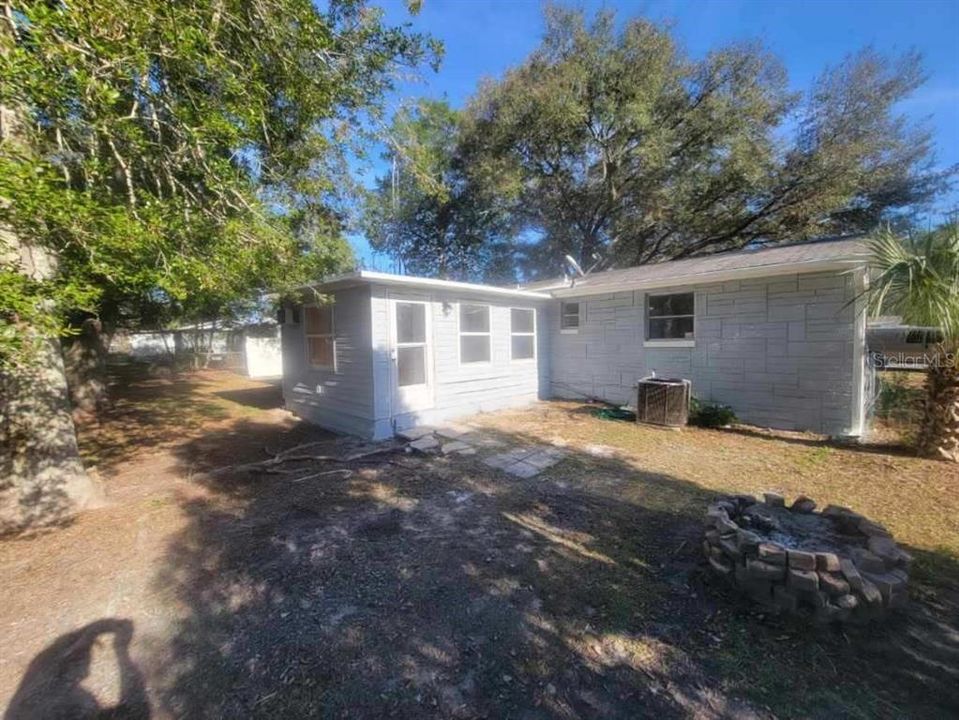 For Rent: $1,400 (3 beds, 1 baths, 1242 Square Feet)
