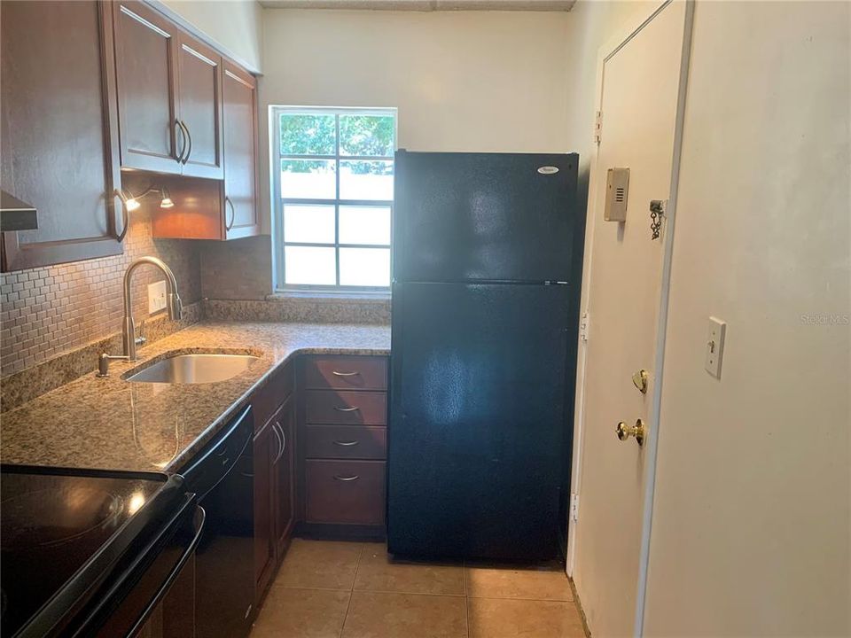 For Rent: $1,250 (1 beds, 1 baths, 661 Square Feet)