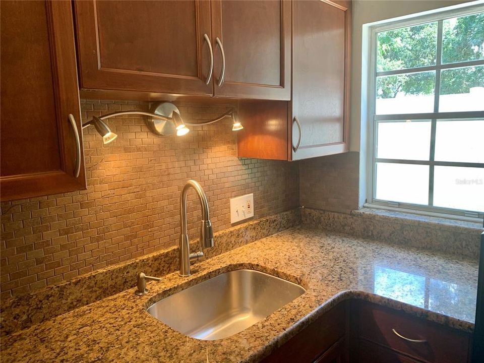 For Rent: $1,250 (1 beds, 1 baths, 661 Square Feet)