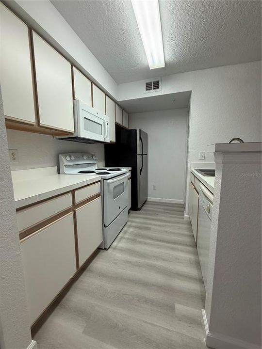 For Sale: $164,000 (1 beds, 1 baths, 762 Square Feet)