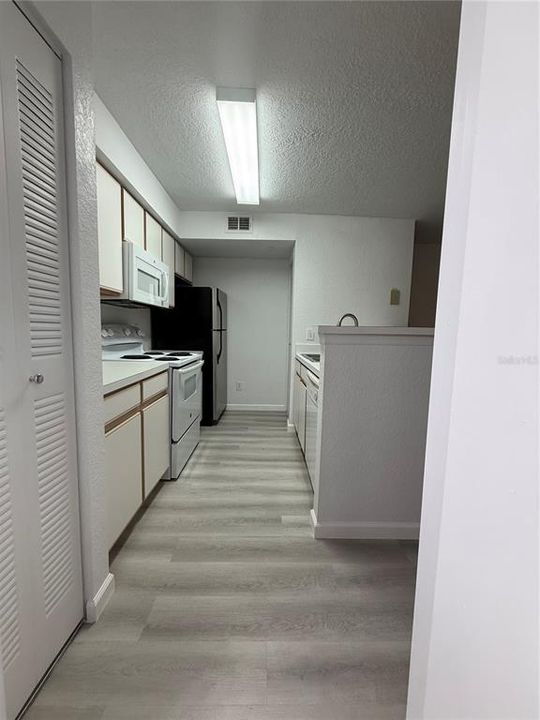 For Sale: $164,000 (1 beds, 1 baths, 762 Square Feet)
