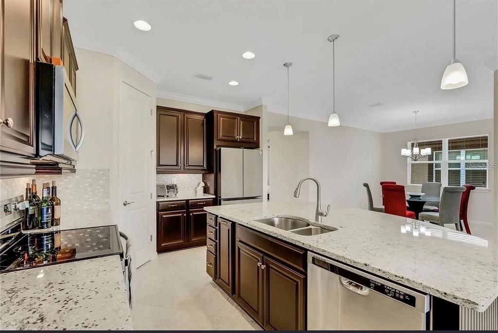 For Rent: $2,800 (2 beds, 2 baths, 1687 Square Feet)