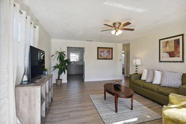 For Rent: $1,750 (2 beds, 1 baths, 896 Square Feet)