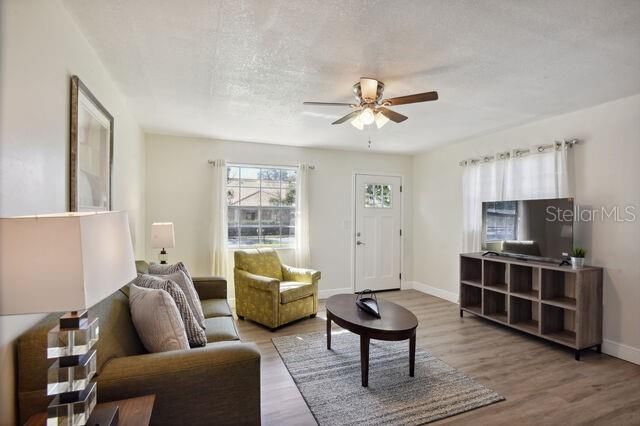 For Rent: $1,750 (2 beds, 1 baths, 896 Square Feet)