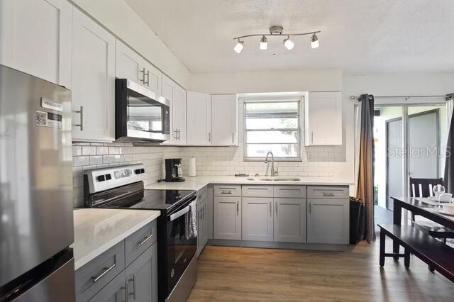 For Rent: $1,750 (2 beds, 1 baths, 896 Square Feet)