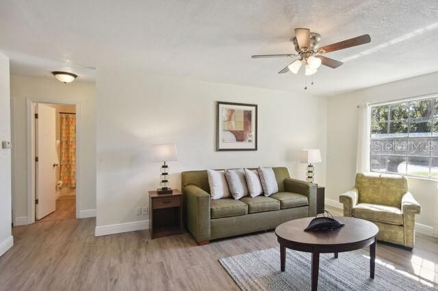 For Rent: $1,750 (2 beds, 1 baths, 896 Square Feet)