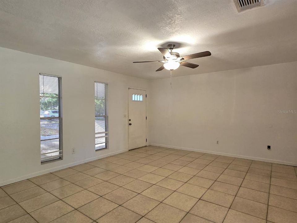 For Rent: $1,600 (2 beds, 1 baths, 924 Square Feet)
