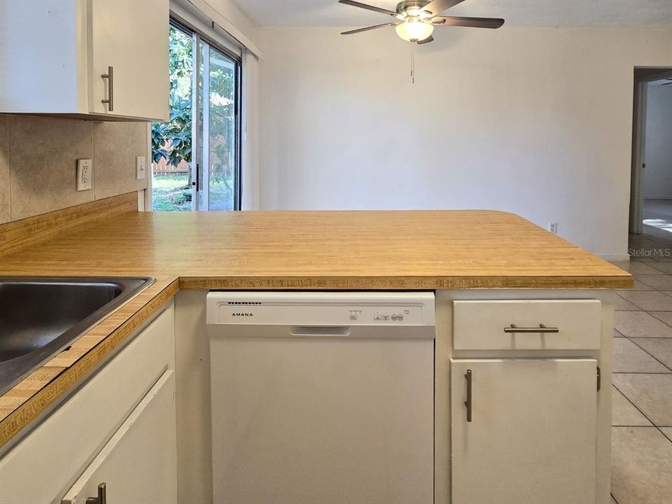 For Rent: $1,600 (2 beds, 1 baths, 924 Square Feet)
