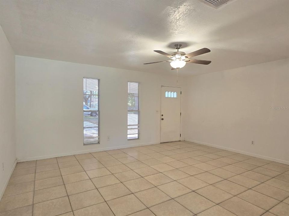 For Rent: $1,600 (2 beds, 1 baths, 924 Square Feet)