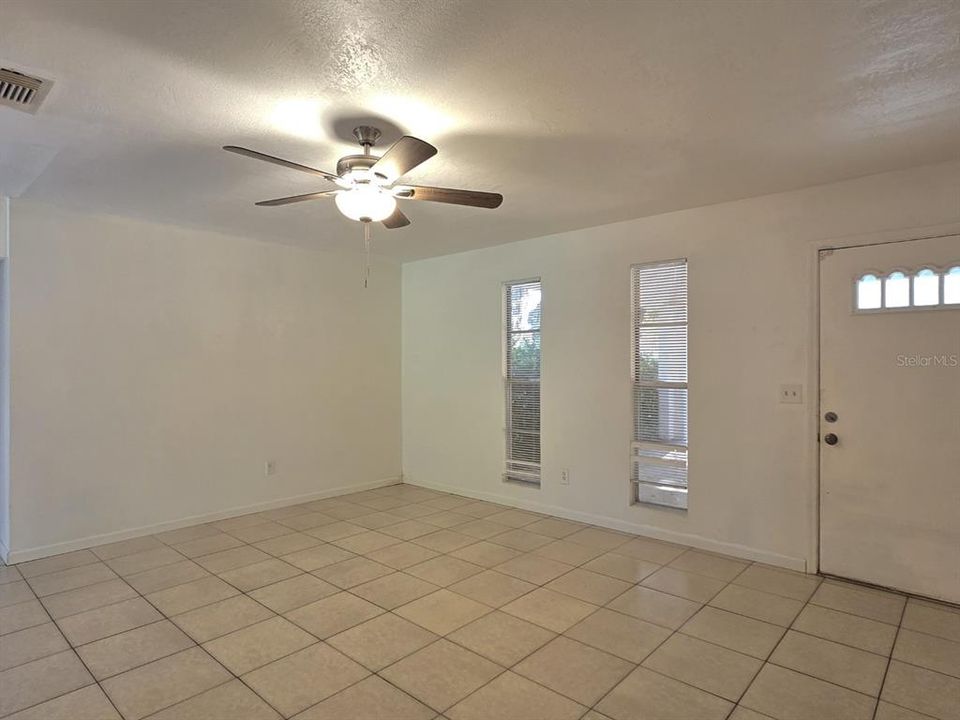 For Rent: $1,600 (2 beds, 1 baths, 924 Square Feet)