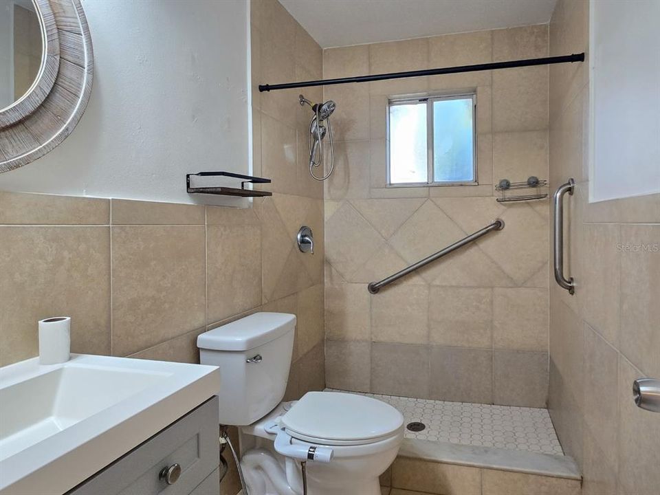 For Rent: $1,600 (2 beds, 1 baths, 924 Square Feet)