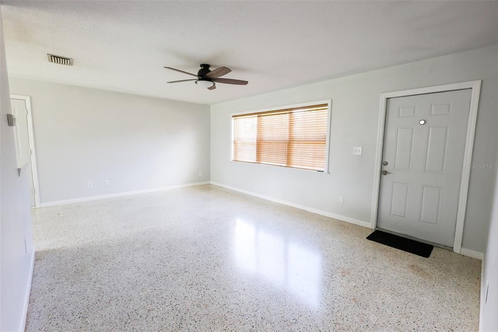 For Rent: $1,950 (2 beds, 1 baths, 825 Square Feet)