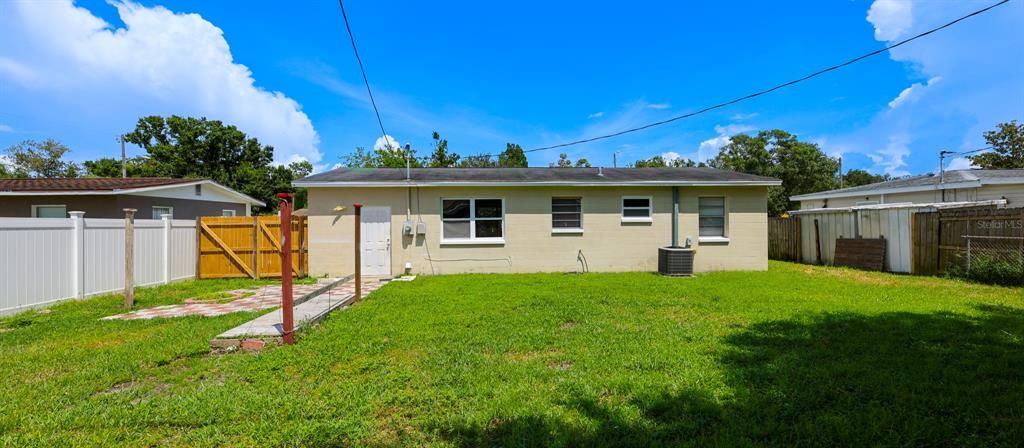 For Rent: $1,950 (2 beds, 1 baths, 825 Square Feet)