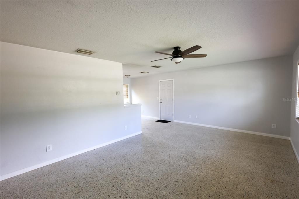For Rent: $1,950 (2 beds, 1 baths, 825 Square Feet)