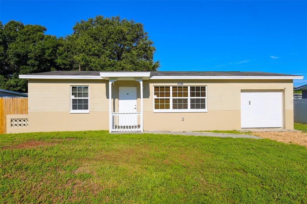 For Rent: $1,950 (2 beds, 1 baths, 825 Square Feet)