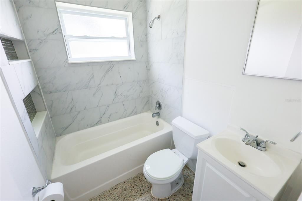 For Rent: $1,950 (2 beds, 1 baths, 825 Square Feet)