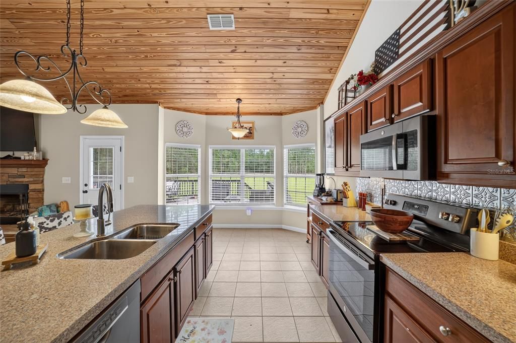 En Venta: $824,900 (3 camas, 3 baños, 2741 Pies cuadrados)