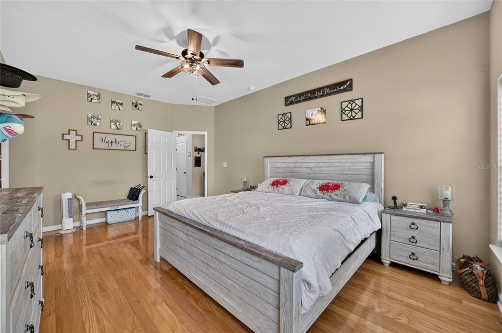En Venta: $824,900 (3 camas, 3 baños, 2741 Pies cuadrados)