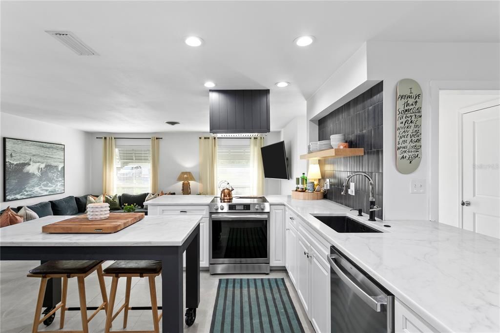 En Venta: $1,299,900 (4 camas, 2 baños, 1949 Pies cuadrados)