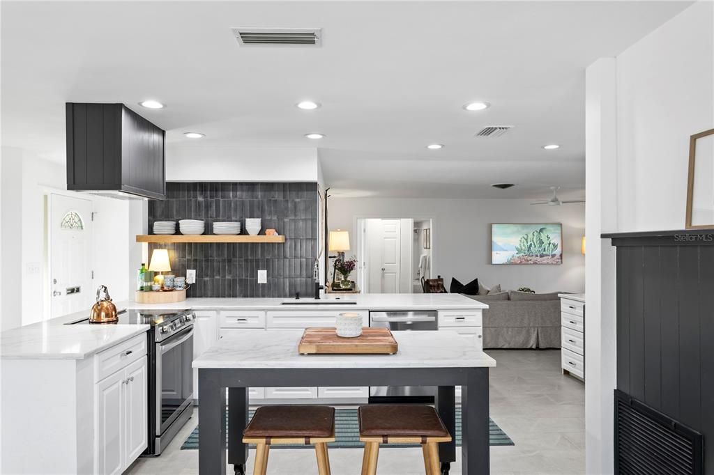 En Venta: $1,299,900 (4 camas, 2 baños, 1949 Pies cuadrados)