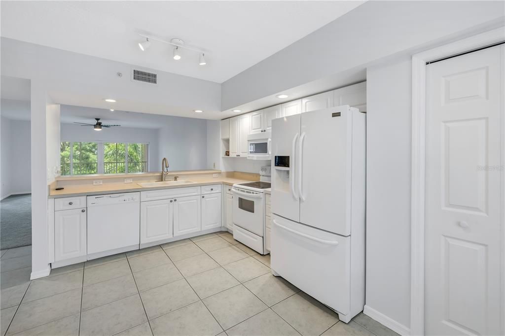 En Venta: $300,000 (2 camas, 2 baños, 1324 Pies cuadrados)