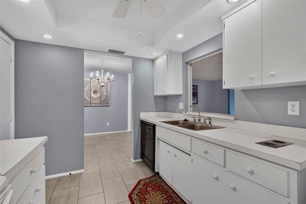 Active With Contract: $300,000 (2 beds, 2 baths, 1110 Square Feet)